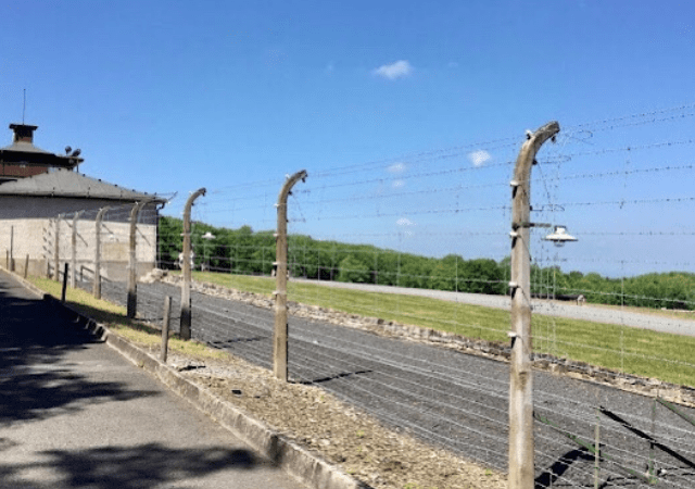 « Vue sur la plaine du camp de concentration de Buchenwald »